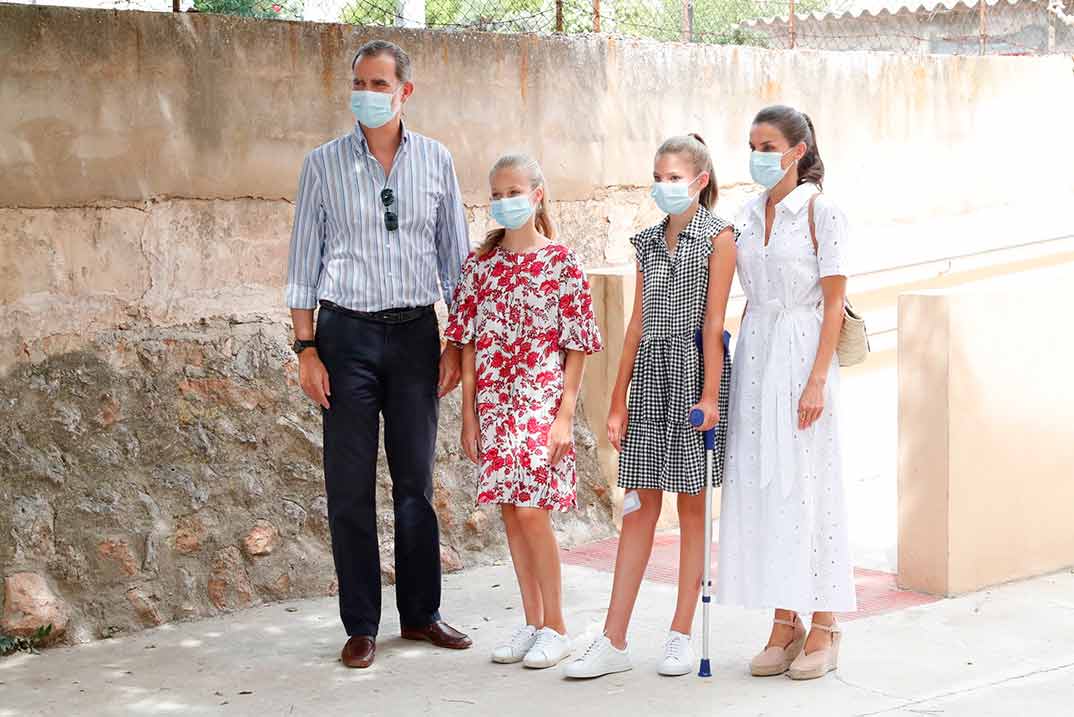 Reyes Felipe y Letizia con sus hijas Leonor y Sofia - Centro Socioeducativo Naüm (Palma de Mallorca) © Casa S.M. El Rey