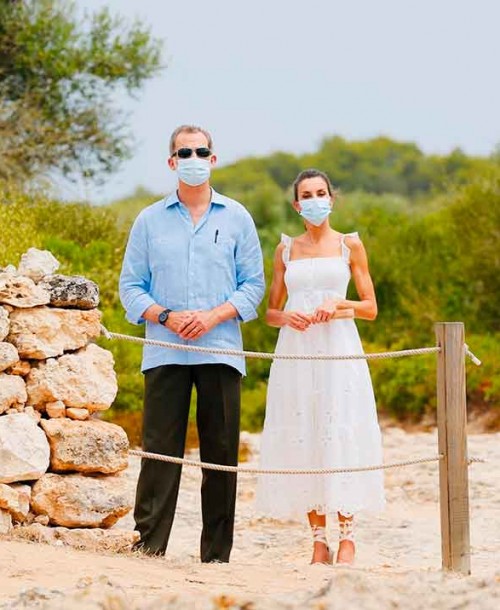 El look «ibicenco» de la reina Letizia para visitar Menorca
