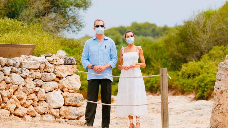 El look «ibicenco» de la reina Letizia para visitar Menorca