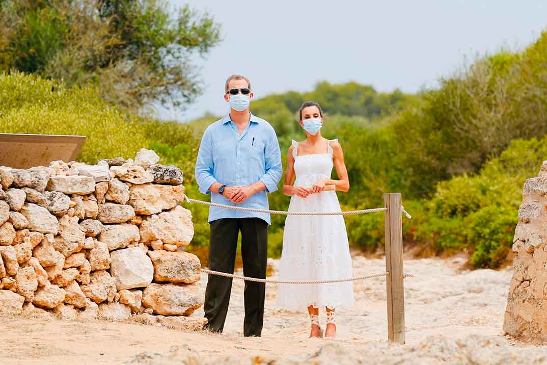 El look «ibicenco» de la reina Letizia para visitar Menorca