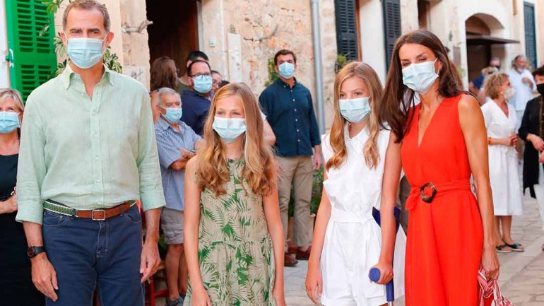 Así ha sido la visita de los Reyes y sus hijas a la localidad mallorquina de Petra