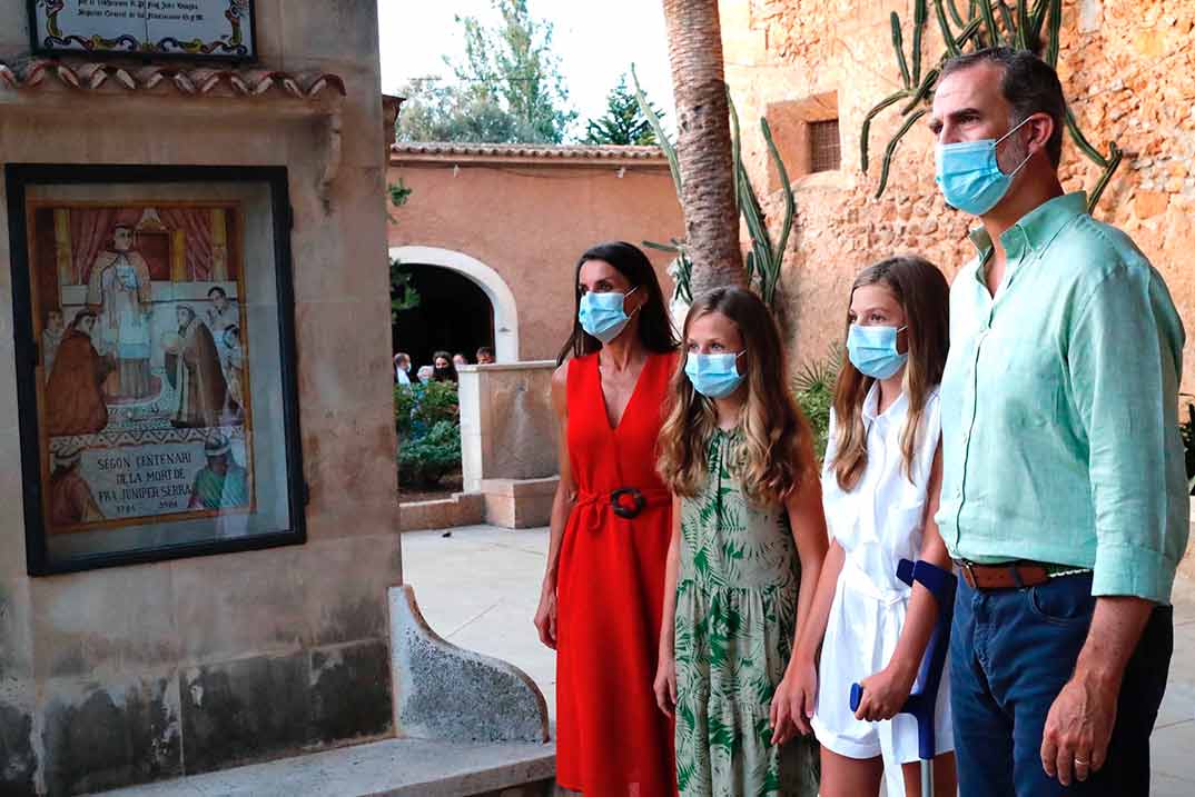 Reyes Felipe y Letizia con sus hijas, Leonor y Sofía - Petra - Palma de Mallorca © Casa S.M. El Rey