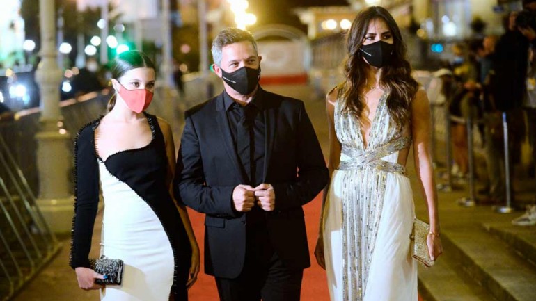 Alejandro Sanz con su hija Manuela y su novia, Rachel Valdés © Festival de Cine de San Sebastián