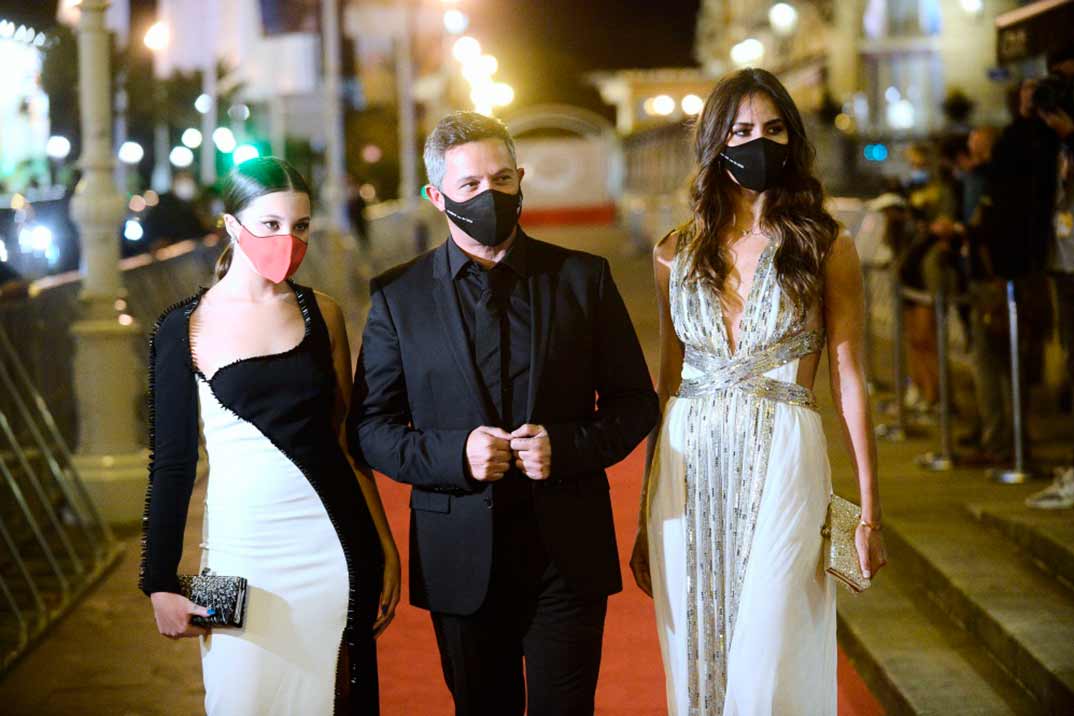 Alejandro Sanz con su hija Manuela y su novia, Rachel Valdés © Festival de Cine de San Sebastián