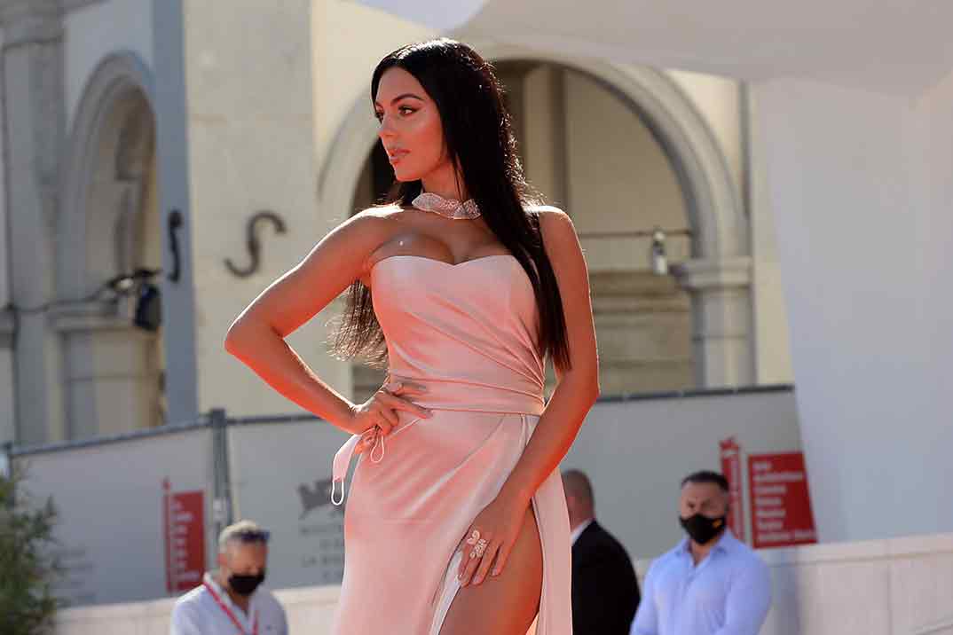 Georgina Rodríguez, la mas sexy sobre la alfombra roja del Festival de Venecia