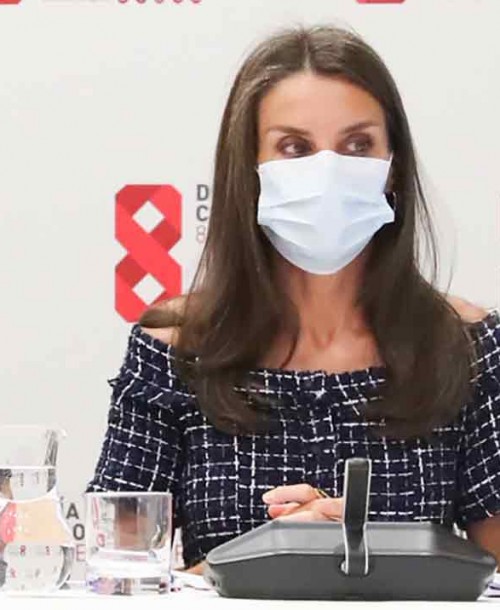 La reina Letizia recupera su vestido de Zara, perfecto para los días de entretiempo