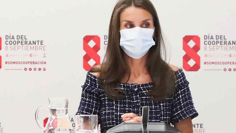 La reina Letizia recupera su vestido de Zara, perfecto para los días de entretiempo