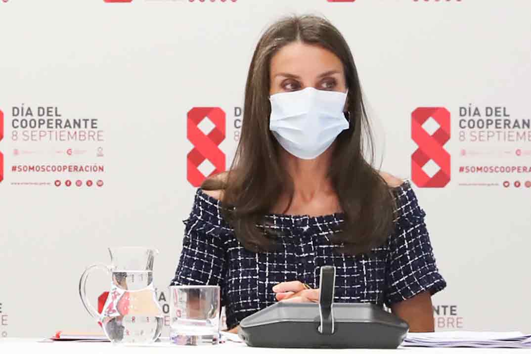 La reina Letizia recupera su vestido de Zara, perfecto para los días de entretiempo