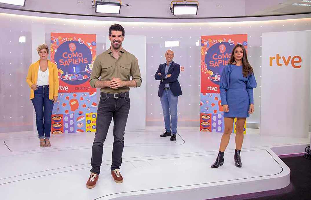 Miguel Ángel Muñoz junto a los colaboradores de 'Como Sapiens': Tania Llasera, Urrechu y Elena Furiase © RTVE