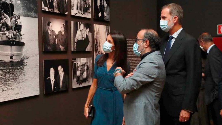 Los Reyes inauguran la exposición sobre Miguel Delibes