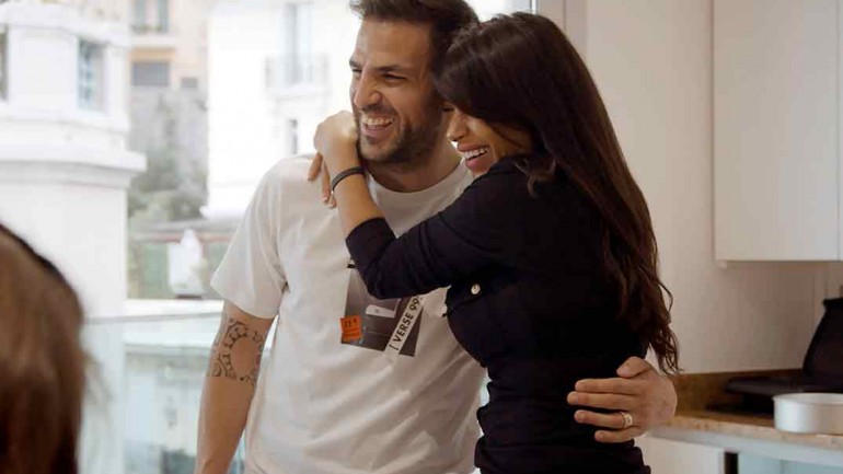 Cesc Fábregas juega al fútbol contra 100 niños en ‘Samanta y la vida de…’