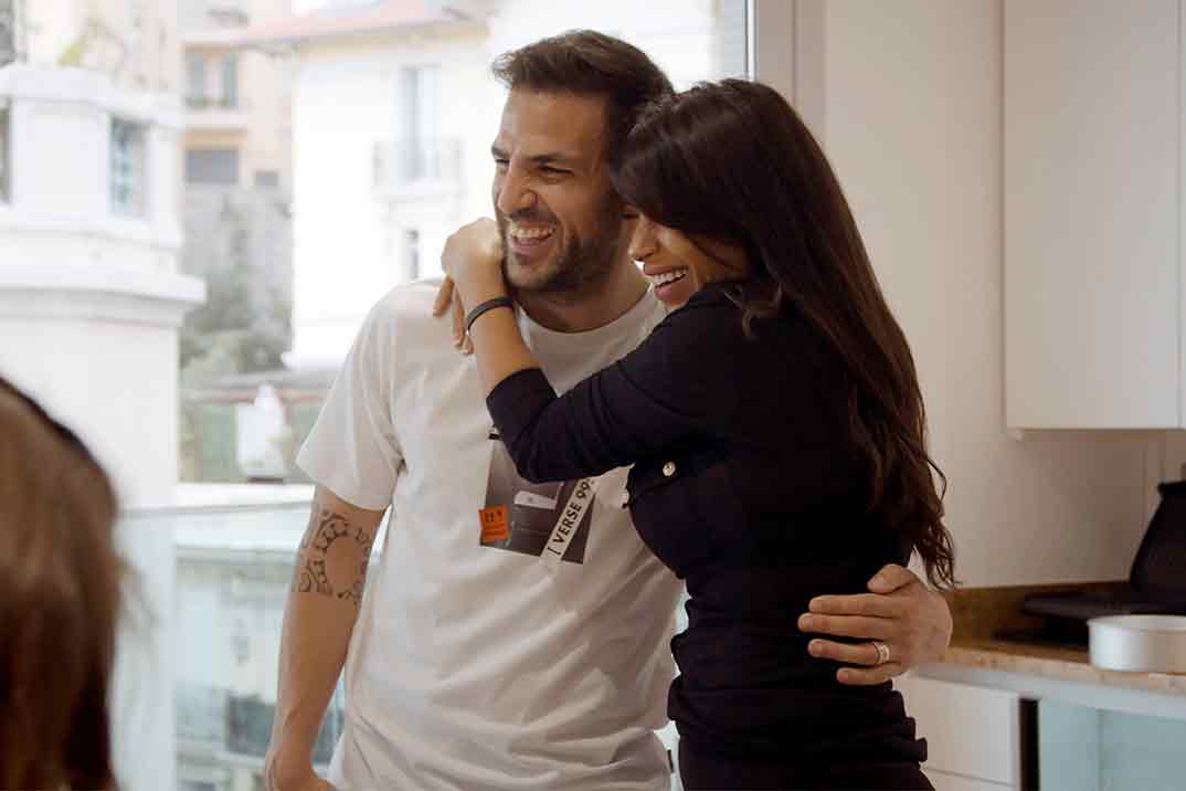 Cesc Fábregas juega al fútbol contra 100 niños en ‘Samanta y la vida de…’