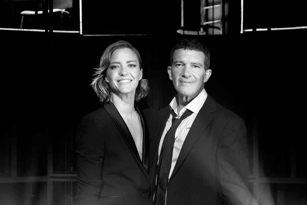 María Casado y Antonio Banderas - Escena en Blanco y Negro © Amazon Prime Video