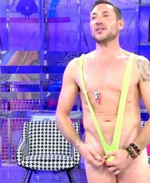 Antonio David Flores acaba medio desnudo en su debut en ‘Quiero dinero’