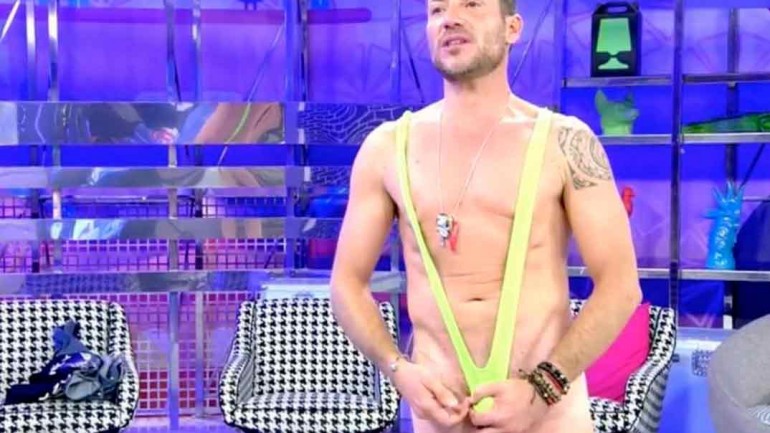 Antonio David Flores acaba medio desnudo en su debut en ‘Quiero dinero’
