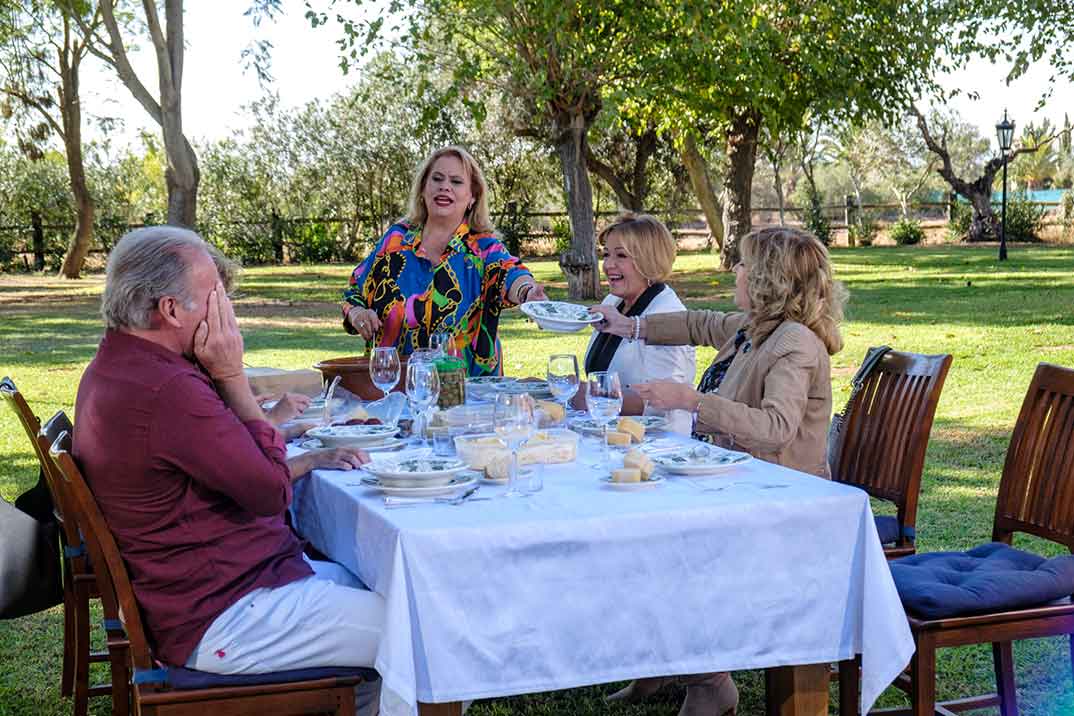 Bertín Osborne y Carmina Barrios - Mi casa es la tuya © Telecinco