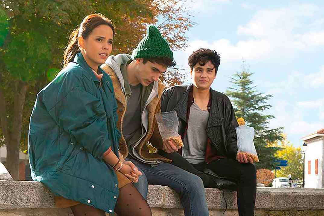 Gloria Ortega (Cloe), Kenai White (María) y Mario Garcia (Ribero) en 'Dos Vidas' © RTVE