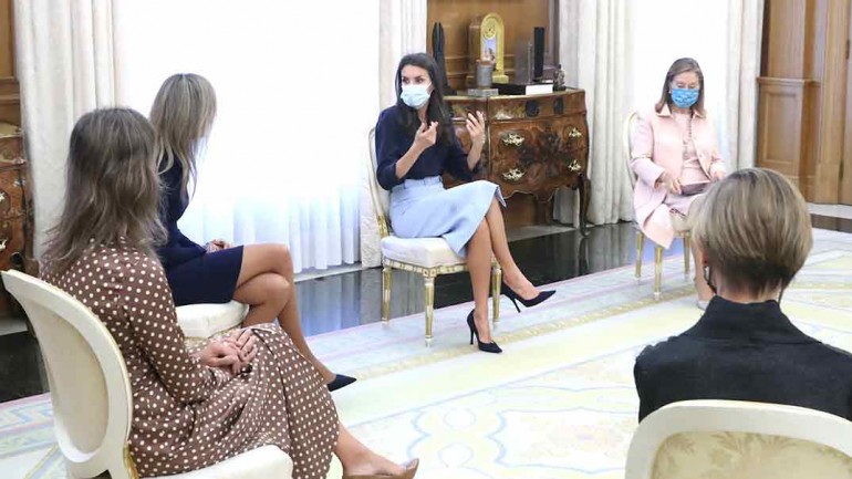 La reina Letizia recupera su falda midi que también ha conquistado a Mary de Dinamarca y Sofía de Suecia
