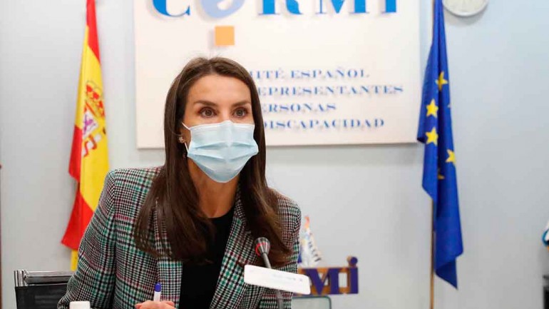 La reina Letizia tiene la chaqueta de cuadros perfecta para el otoño