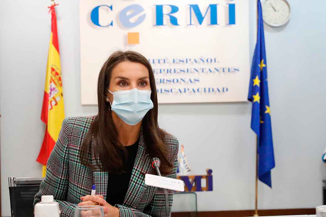 La reina Letizia tiene la chaqueta de cuadros perfecta para el otoño