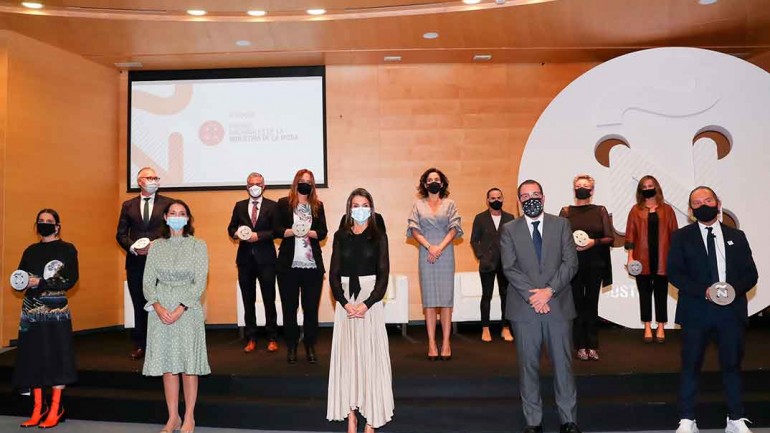 La reina Letizia repite una de sus prendas más tendencia: la falda plisada midi