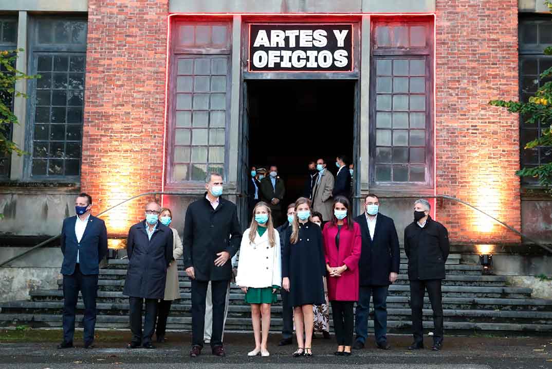 Reyes Felipe y Letizia, princesa Leonor e infanta Sofía - Fábrica de Armas de la Vega © Casa S.M. El Rey