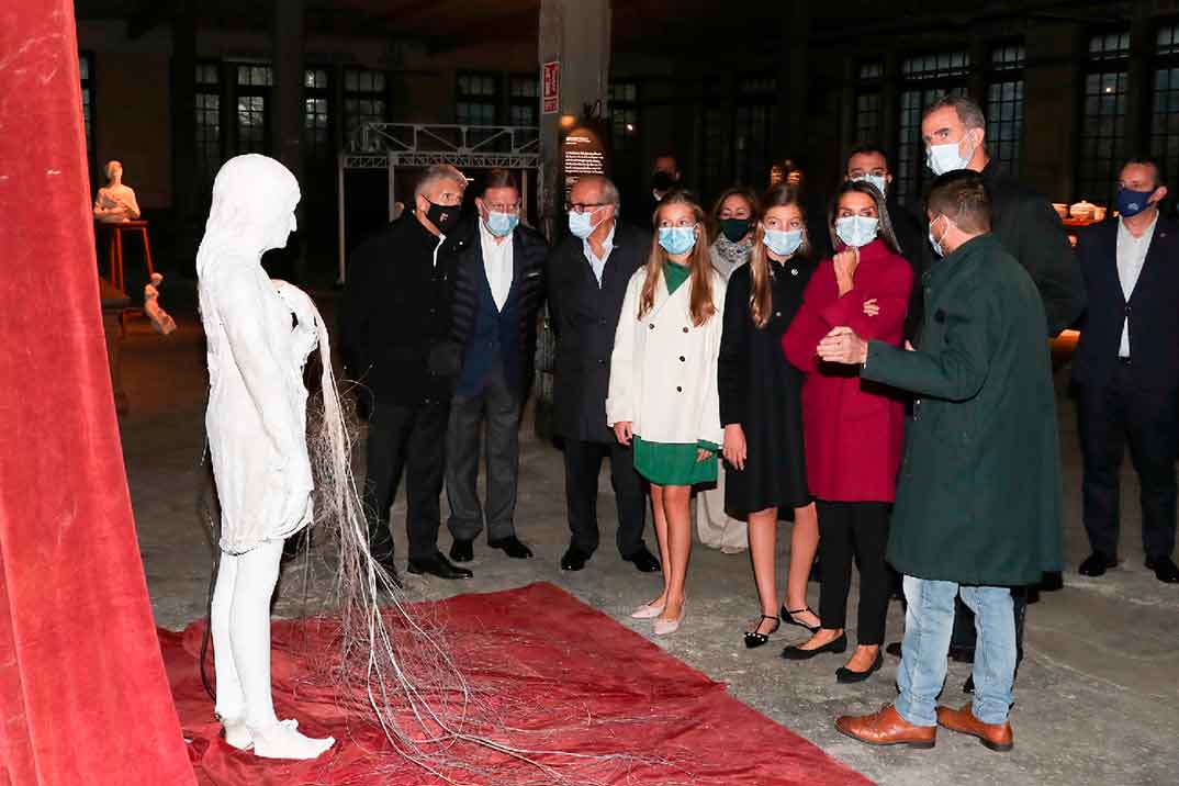 Reyes Felipe y Letizia, princesa Leonor e infanta Sofía - Fábrica de Armas de la Vega © Casa S.M. El Rey