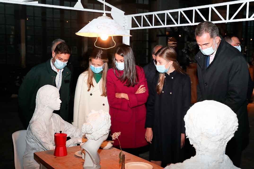 Reyes Felipe y Letizia, princesa Leonor e infanta Sofía - Fábrica de Armas de la Vega © Casa S.M. El Rey