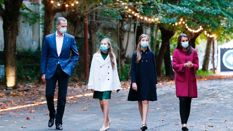 Los estilismos de la reina Letizia y sus hijas a su llegada a Oviedo