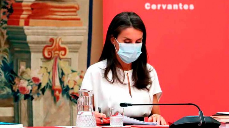 La elegancia de la reina Letizia en blanco y negro