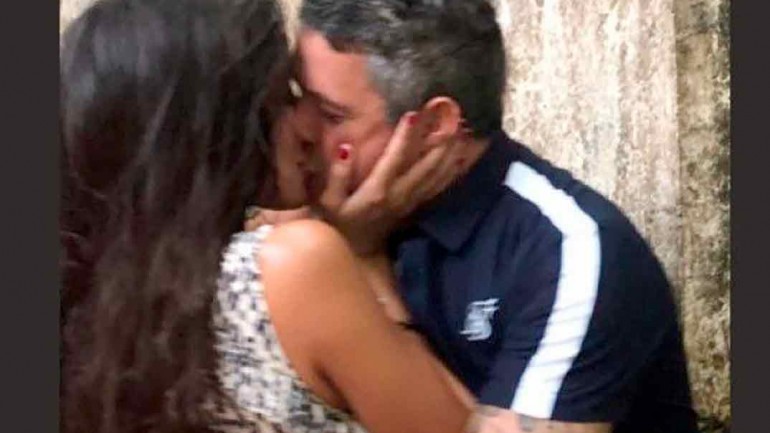 Alejandro Sanz y Rachel Valdés protagonizan un beso de película