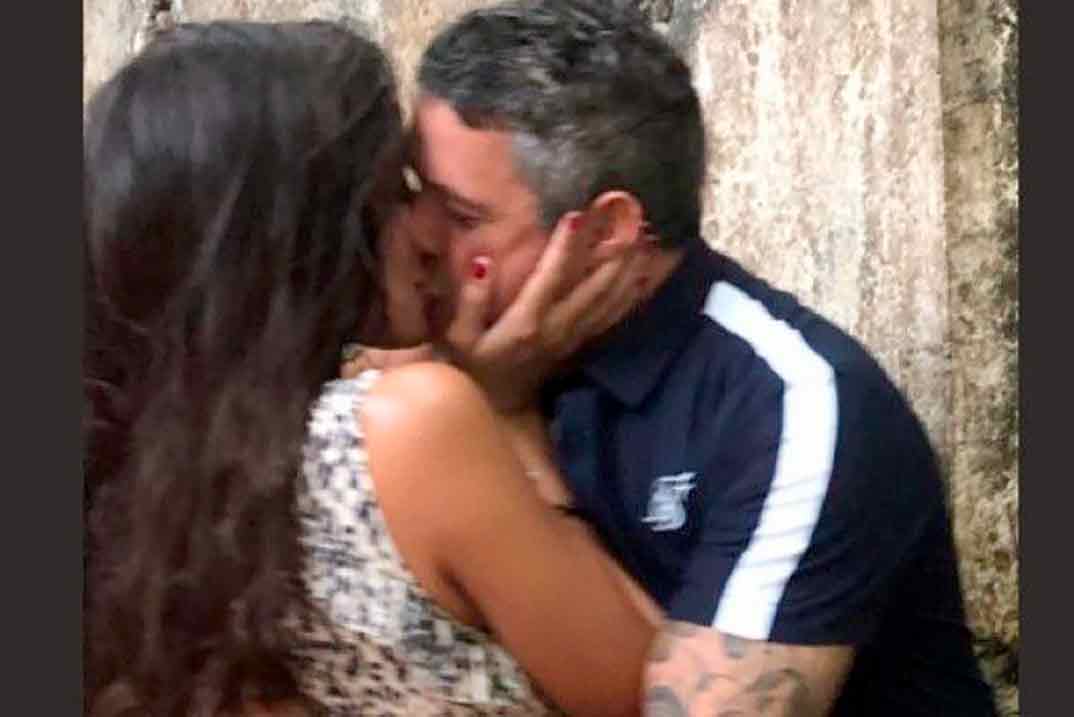Alejandro Sanz y Rachel Valdés protagonizan un beso de película