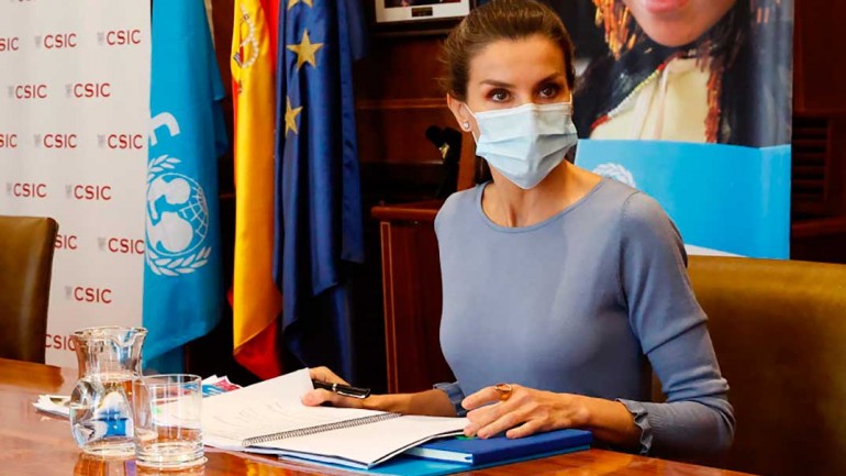 El perfecto estilismo de la reina Letizia para una reunión de trabajo