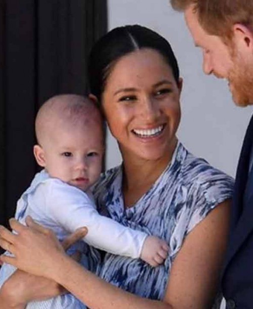 El príncipe Carlos desmiente haber preguntado por el color de piel del hijo de Harry y Meghan