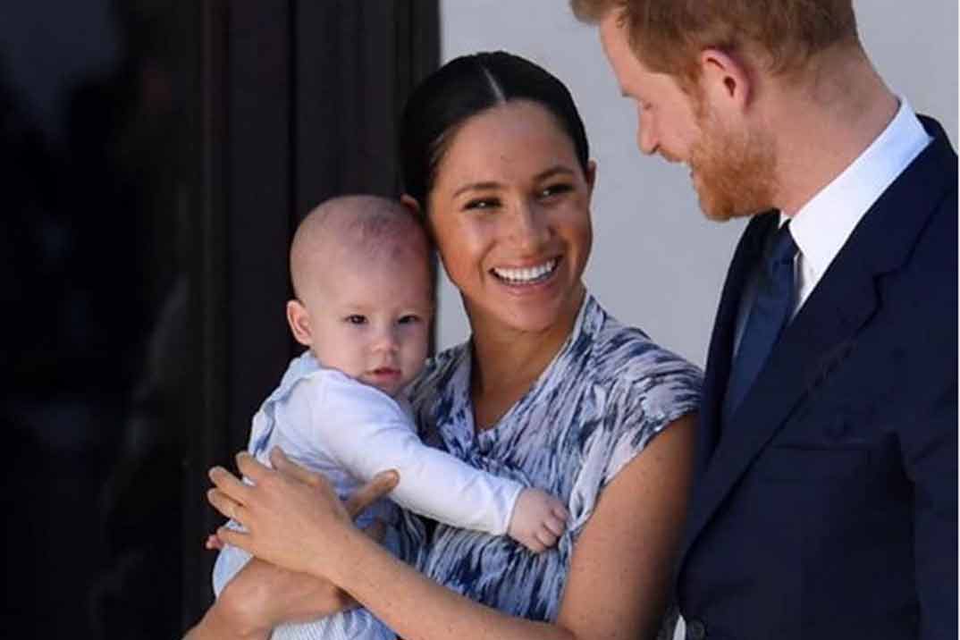 El príncipe Carlos desmiente haber preguntado por el color de piel del hijo de Harry y Meghan