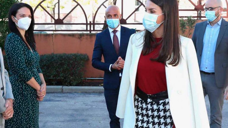 La reina Letizia recupera su falda de pata de gallo