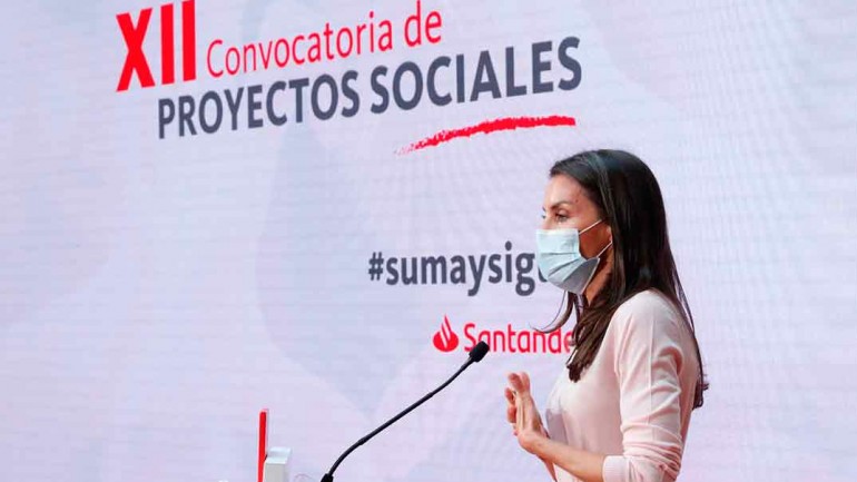 La reina Letizia le da un toque de color a un día gris