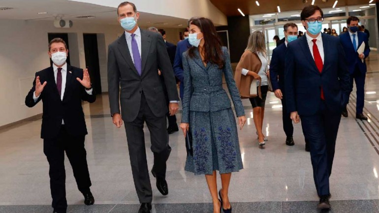 El perfecto look otoñal de la reina Letizia, firmado por Felipe Varela