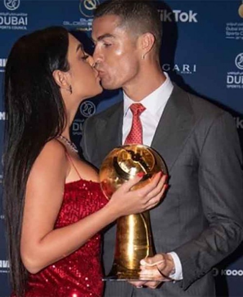 Cristiano Ronaldo, acompañado de una espectacular Georgina, recibe el premio al mejor jugador del siglo