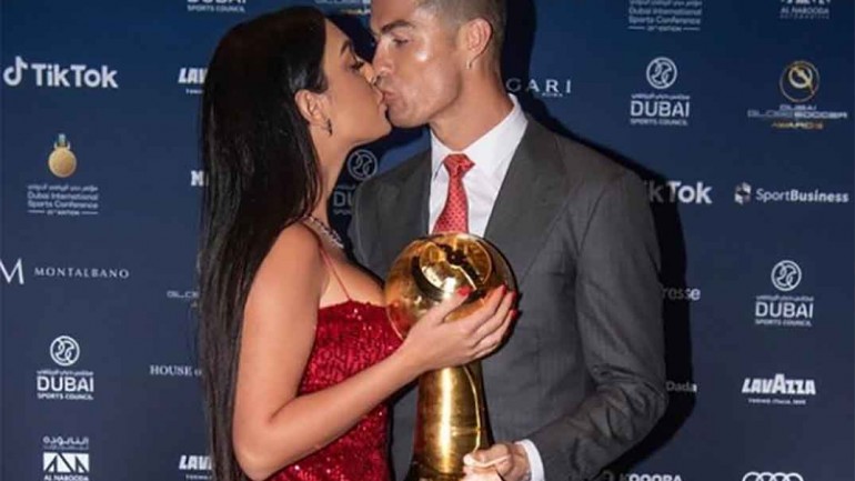 Cristiano Ronaldo, acompañado de una espectacular Georgina, recibe el premio al mejor jugador del siglo