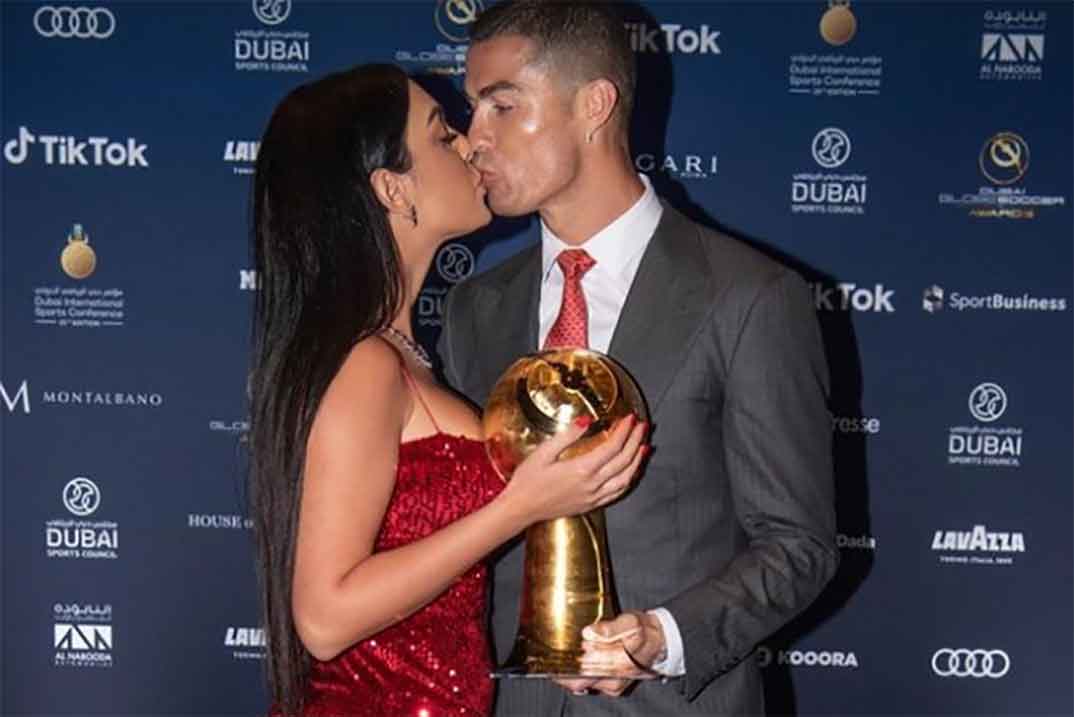 Cristiano Ronaldo, acompañado de una espectacular Georgina, recibe el premio al mejor jugador del siglo