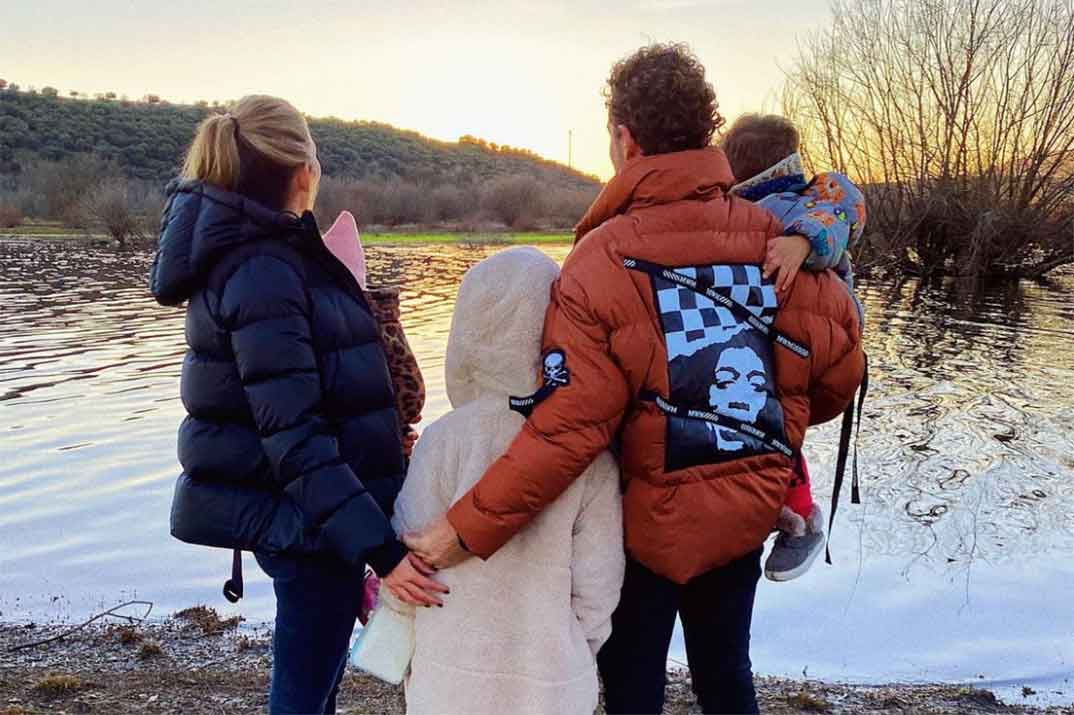 David Bisbal con Rosanna Zanetti y sus tres hijos © Instagram