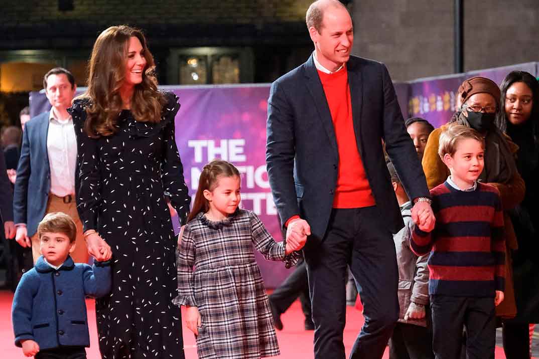 Los duques de Cambridge llevan a sus hijos, por primera vez, al teatro
