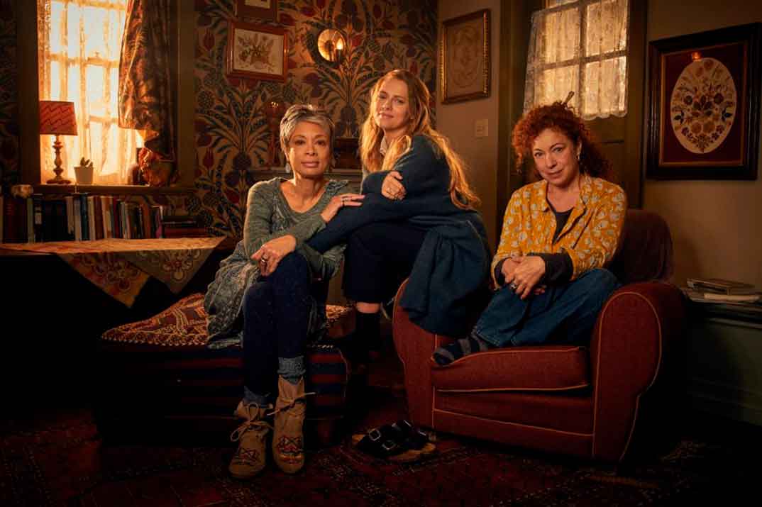 Las Brujas: Diana Bishop (Teresa Palmer), su tía Sarah Bishop (Alex Kingston, dcha.) y Valerie Pettiford (Emily Rather) - El descubrimiento de las brujas © Movistar+