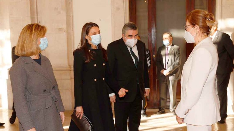 La reina Letizia rescata de su vestidor su abrigo negro más ideal