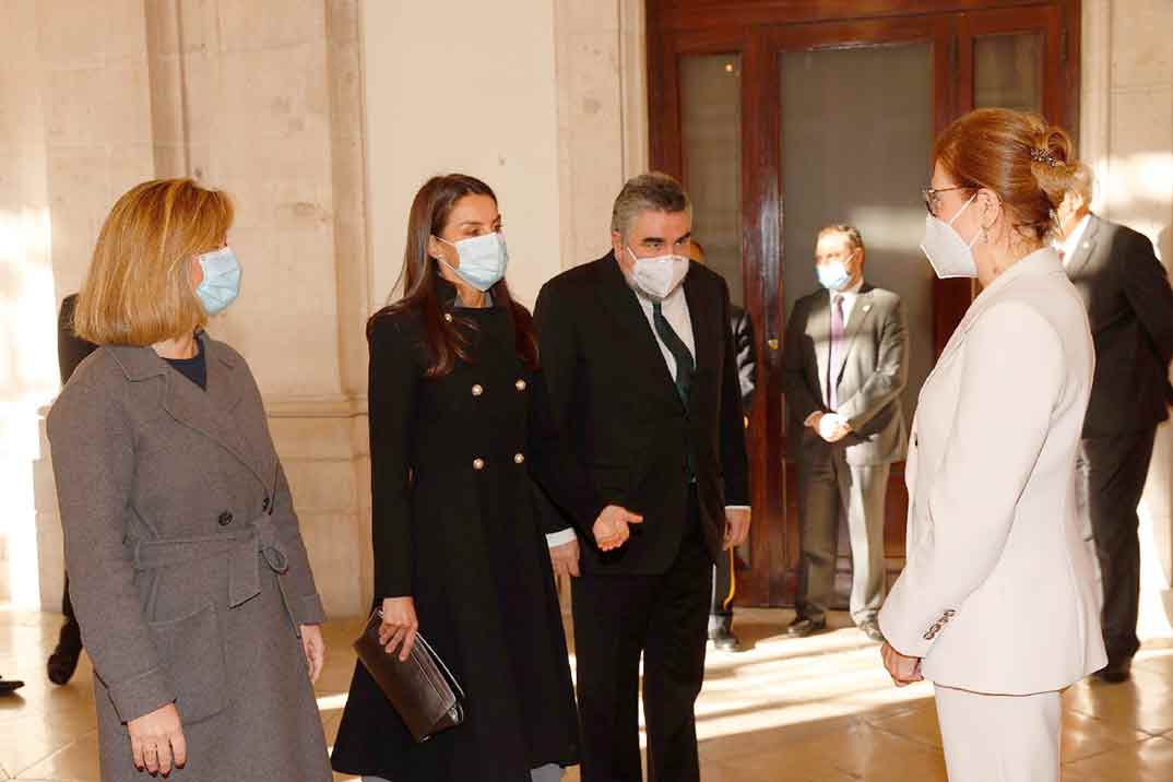 La reina Letizia rescata de su vestidor su abrigo negro más ideal