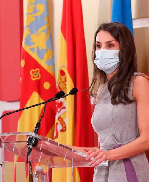 La reina Letizia recupera su elegante conjunto de Carolina Herrera