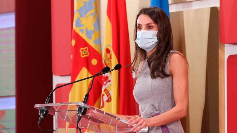 La reina Letizia recupera su elegante conjunto de Carolina Herrera