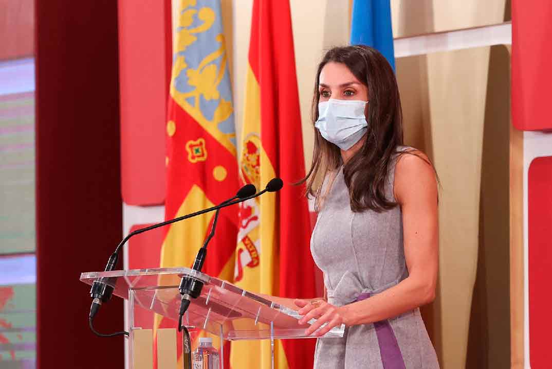 La reina Letizia recupera su elegante conjunto de Carolina Herrera