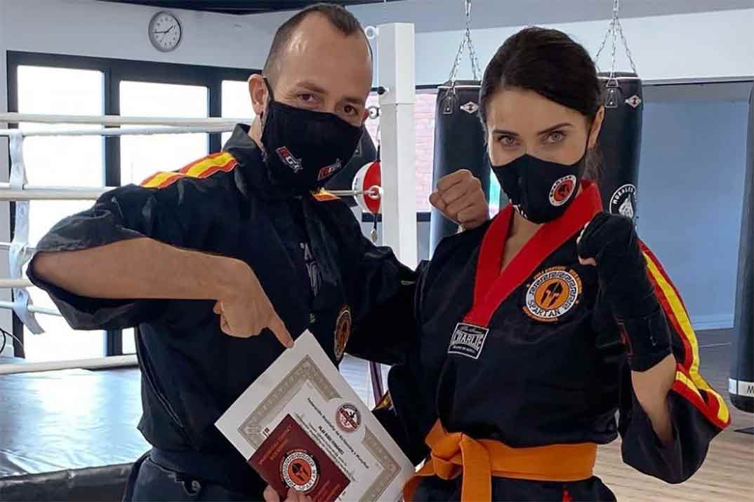 Pilar Rubio consigue el cinturón naranja de kick boxing